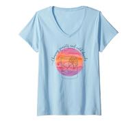 Mujer Persiguiendo sorbos al Atardecer y diversión al Aire Libre en la Playa de Verano Camiseta Cuello V
