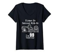 Mujer Please Be Patient with Me I'm 99 Years Old Vintage Cumpleaños Camiseta Cuello V