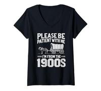 Mujer Por favor, sé paciente Soy de la década de 1900 Funny Over the Hill Camiseta Cuello V