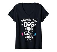 Mujer Promoted from Dog Mommy to Human Mommy EST 2026 1st Time Mom Camiseta Cuello V