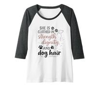 Mujer Proverbios 31 Ella está Vestida de Fuerza y dignidad Pata de Perro Camiseta Manga Raglan