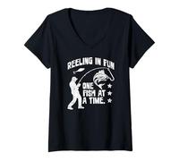 Mujer Reeling in Fun, One Fish at a Time Camiseta Cuello V