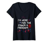 Mujer Retro 4 de julio Estoy aquí por los bocadillos y la libertad Camiseta Cuello V