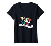 Mujer Retro Groovy Just A Girl from Shanghai Día de la Madre 2023 Camiseta Cuello V