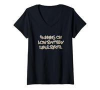 Mujer Running on Low Battery Since Birth Funny Quote Camiseta Cuello V