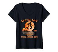 Mujer Salem 1692 They Missed One Witch Riding Escoba Halloween Camiseta Cuello V