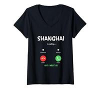 Mujer Shanghai está Llamando y Debo IR a China Viajando Camiseta Cuello V