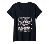 Mujer Sí, tengo tatuajes abuela Funny Mama Nana Mimi Grammie Gigi Camiseta Cuello V