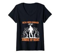 Mujer Social Media Manager de Día Zombie de Noche Divertido Halloween Camiseta Cuello V