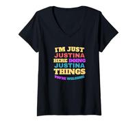 Mujer Solo soy Justina haciendo cosas de Justina Eres bienvenido Camiseta Cuello V