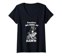 Mujer Sometimes We Ride at Dawn Raccoon Frog Humor Divertido de los 90 Retro Camiseta Cuello V