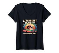 Mujer Strawberry Moon 2025 Atrapa el resplandor Retro Escena de junio Camiseta Cuello V