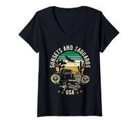 Mujer Sunsets and Saguaros, diseño de estilo retro Hotrod en el suroeste de EE. UU. Camiseta Cuello V