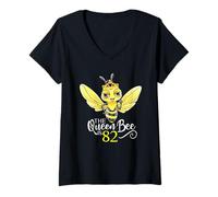 Mujer The Queen Bee Is 82 Honeybee Hive 82 Cumpleaños Mujeres Camiseta Cuello V