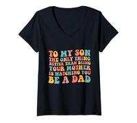 Mujer to My Son Being Your Mother Watching You Be Dad Día del Padre Camiseta Cuello V