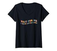 Mujer Wait For Me I Have Little Legs Funny Short Persona Small Tiny Camiseta Cuello V
