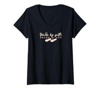 Mujer Walks by Faith, Trips a Lot - Diseño de fe con chanclas Camiseta Cuello V