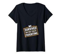Mujer We Survived Our First Year Of Parenting New Parents ------- Camiseta Cuello V