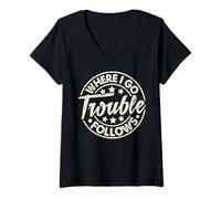 Mujer Where I Go Trouble Sigue a una Pareja Divertida Camiseta Cuello V
