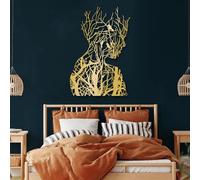 Mujer y árbol de la vida, escultura mural de metal para dormitorio y salón | “mujer y árbol de la vida” toma forma en metal y crea un acento simbólico en el salón, dentro de un interior acogedor.