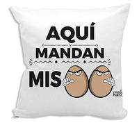 mundohuevo Cojin Decorativo, Original y Personalizado para Regalo, con Expresiones y Frases graciosas. Incluye Relleno. Aquí Mandan mis Huevos. 42,5 X 42,5 cm. Cojines con Agradable Tacto de Algodon.