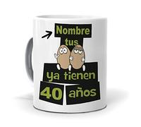 mundohuevo Taza Personalizada con Texto: Tus Huevos ya Tienen 40 años. Añade tu Nombre. Regalo Original cumpleaños. Taza Desayuno. Haz, Regala Alegría.