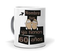 mundohuevo Taza Personalizada con Texto: Tus Huevos ya Tienen 60 años Añade tu Nombre. Regalo Original cumpleaños. Taza Desayuno. Haz, Regala Alegría.