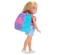 Muñeca Chelsea rubia con mochila para preparar magdalenas de Familia y Amigos de Barbie, mochila que se puede poner con piezas de juego para hornear, JBF46