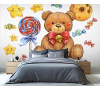 Mural caprichoso de un osito de peluche con piruleta, caramelos, estrellas y luna; papel pintado con temática de dulces de dibujos animados; decoración de pared divertida para la habitación infantil.