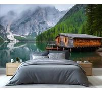 Mural de pared con cabaña junto a un lago de montaña: sereno lago alpino con cabaña de madera, ideal para decorar dormitorios y salas de estar con motivos naturales. 280x200cm (No es autoadhesivo)