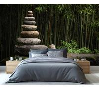 Mural de pared con piedras zen en un bosque de bambú: una serena escena de jardín japonés, ideal para decorar dormitorios y salas de estar y para la meditación. 100x100cm (No es autoadhesivo)