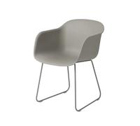 Muuto Silla con reposabrazos Fiber base trineo Grey. base gris