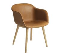 Muuto Silla Fiber con reposabrazos y patas de madera Cognac leather-oak