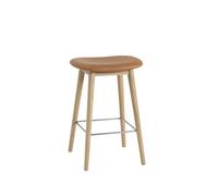 Muuto Silla Fiber counter stool 65 cm Cuero cognac. patas de roble