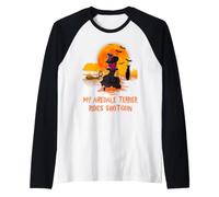My Airedale Terrier Rides Shotgun Dog and Witch Halloween Camiseta Manga Raglan