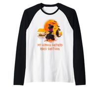 My German Shepherd Rides Shotgun Dog and Witch Halloween Camiseta Manga Raglan