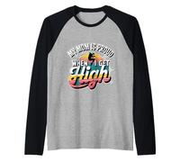 My Mom Is Proud When I Get High Pole Vault Track --- Camiseta Manga Raglan