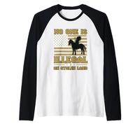 Nadie es Ilegal en Camisa de Campo robada Camiseta Manga Raglan