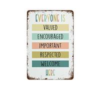 NAMEY Divertido letrero de estaño con texto en inglés "This Class Everyone is Valued Encouraged Welcome Here" (texto en inglés "Everyone is Valued Encouraged Welcome Here"), decoración de pared de