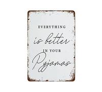 NAMEY Letrero de metal retro con texto en inglés "Everything is Better in Your Pyjamas", arte de pared sobre la cama, decoración de pared vintage, decoración divertida para bar, pub, cafetería, granja