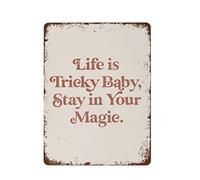 NAMEY Letrero de metal vintage con texto en inglés "Life is Tricky Baby Stay in Your Magic" para decoración de pared, arte retro, decoración divertida para el hogar, bar, pub, cafetería, sala de