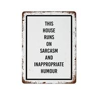 NAMEY Letrero de metal vintage con texto en inglés "This House Runs On Sarcasm and Inappropriate Humor", letrero de metal vintage para decoración de pared, letrero de estaño divertido para el hogar
