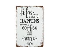 NAMEY Letrero vintage de hojalata con texto en inglés "Life is What Happens Between Coffee and Vine" para decoración de cocina, decoración de pared vintage, arte retro, decoración divertida para el