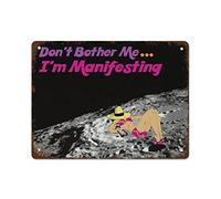 NAMEY Póster con texto en inglés "Don't Bother Me I'm Manifesting", póster de manifestación, póster tipográfico de chica espacial, decoración de dormitorio, divertido letrero de metal vintage para