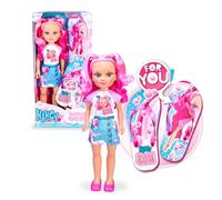 Nancy - Bubble Gum Summer Pack, Muñeca con Pelo Rosa Semirecogido en Dos Coletas, Chanclas para Niña a Juego con la Muñeca, Vestida con Falda de Vaquero y Camiseta, Desde 3 años, Famosa (NAC71000)