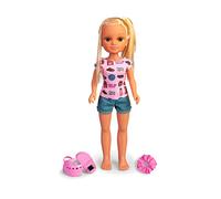 Nancy - Roller Shoes, muñeca Rubia con Zapatillas de Ruedas, como si fueran Patines para Dar un Paseo por la Ciudad, con un Look a la Moda y Accesorios Chic, Juguete niñas 3 años, Famosa