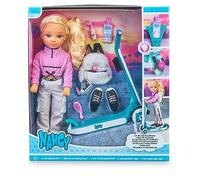 Nancy - Un día con Patinete, Muñeca con Patinete, Tiene Luces en Las Ruedas, Ropa Muy Cool y Accesorios para Llevar en su Mochila, para niñas y niños a Partir de 3 años, Famosa (700016705)