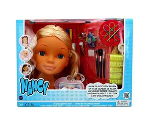 Nancy Un día de Secretos de Belleza Rubia, Busto de muñeca con el Pelo Largo para peinar y maquillar, con Accesorios de Belleza como peines, Brochas, Pestañas postizas o Pegatinas, Colores Surtidos