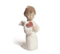 NAO Figura Amor Angelical. Figurita de Ángel de La Guarda con Corazón en Porcelana Brillo. Escultura Ornamental de Angelito en Tonos Pastel para Decoración