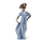 NAO Figura de Niña de Porcelana Edición Especial Camisón con Vuelo. Figura Decorativa en Porcelana Brillo de una Niña en Camisón.